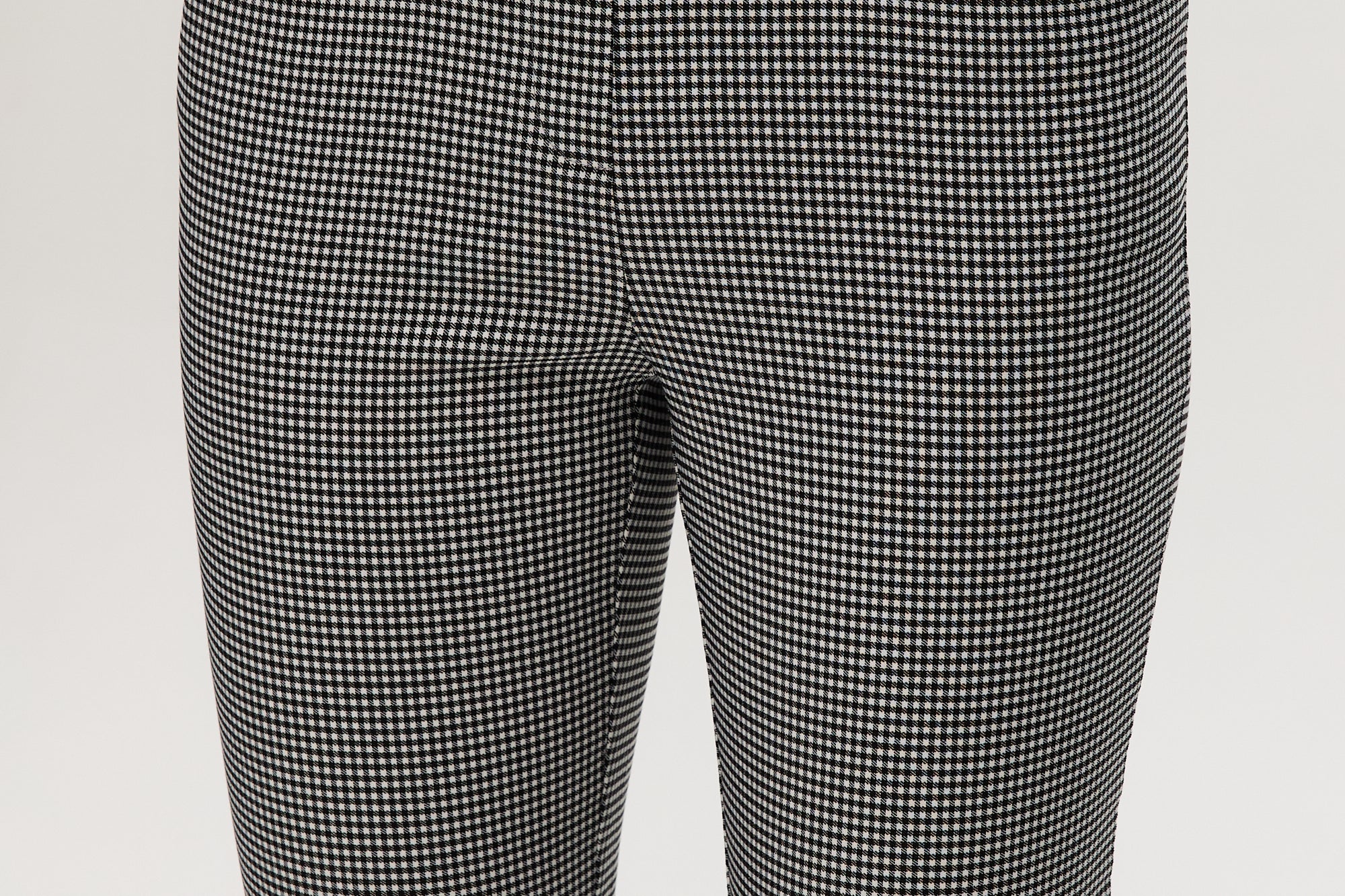 Black and off-white houndstooth super stretch pull-on capri with cropped length by Hilary Radley.