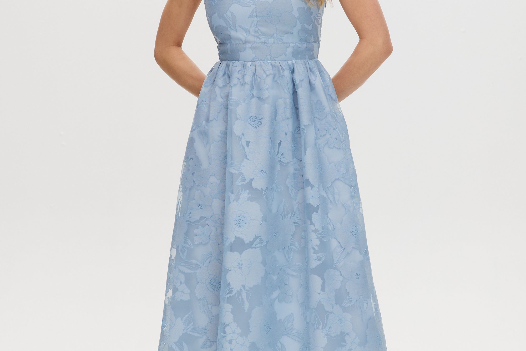 Texture Sky Robe Sky Robe Midi Smockée en Jacquard Floral – Hilary Radley