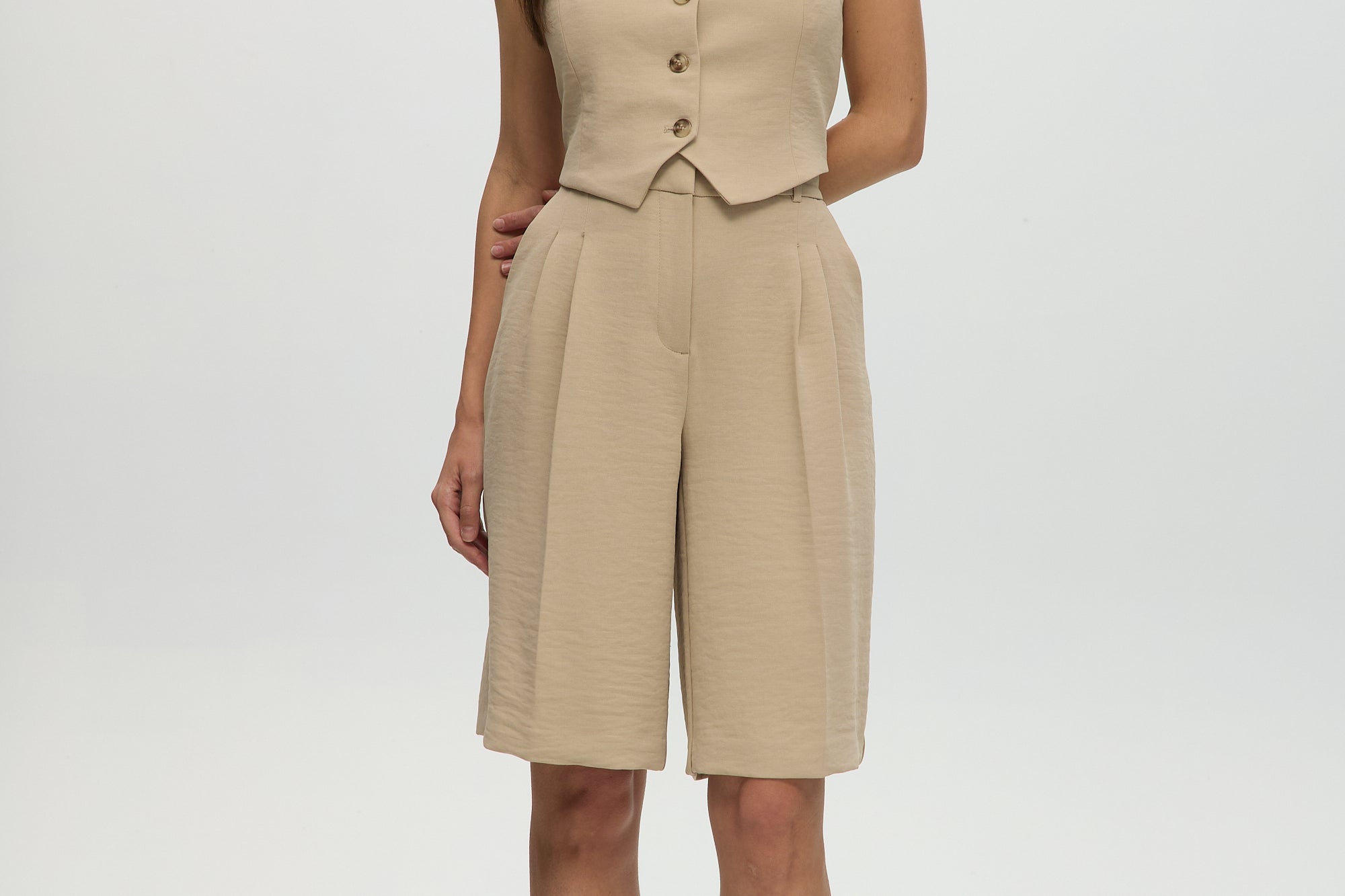 BEIGE TAILORED BERMUDA SHORTS – Hilary Radley